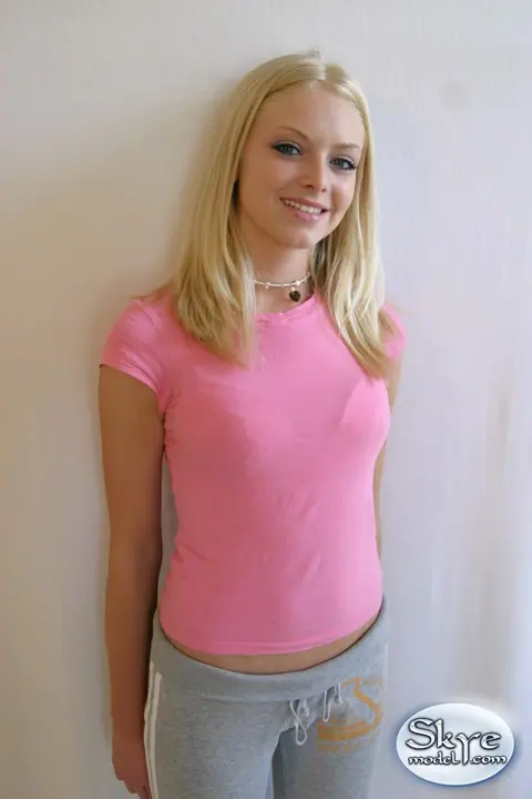 Skye Model: Blonde in Yoga Pants Spreads Her Pussy – photo 4 of 12