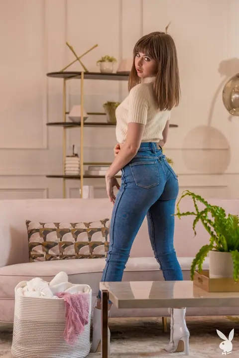 Riley Reid: Brunette in High Heels Strips Out of Her Jeans to Show Her Hairy Bush – photo 1 of 12