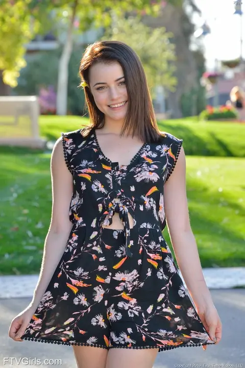 Kylie Quinn: Amateur Brunette Fucks and Masturbates on Public Balcony – photo 10 of 20
