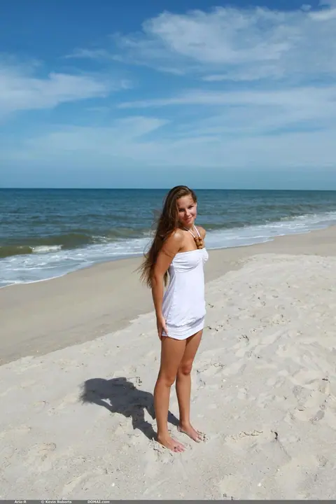 Slim Petite Woman Spreads Her Pussy on the Beach – photo 1 of 16