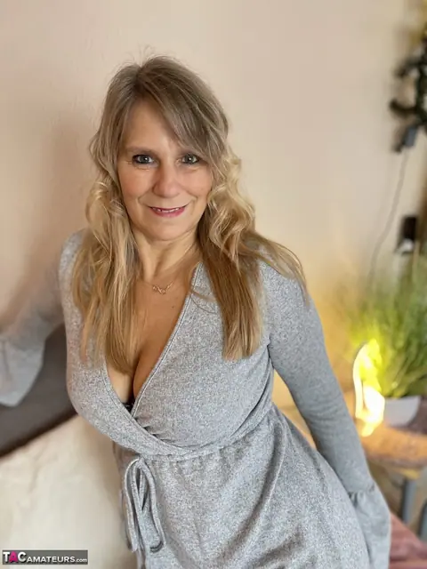 Sweet Susi: Blonde MILF with Big Tits Strips Out of Her Yoga Pants – photo 4 of 16