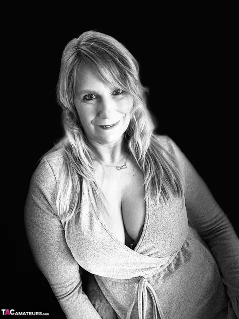 Sweet Susi: Blonde MILF with Big Tits Strips Out of Her Yoga Pants – photo 6 of 16