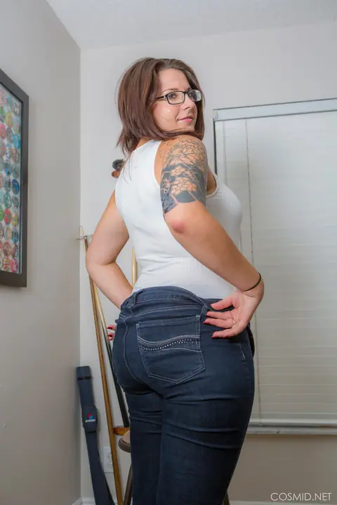 Ivana Bell: PAWG Brunette in Glasses Strips Out of Her Jeans – photo 2 of 16