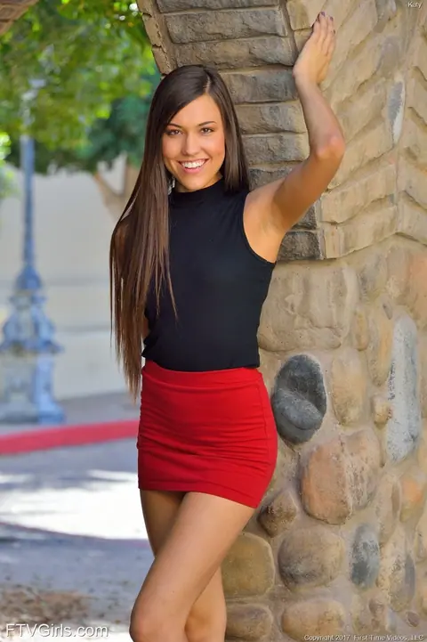 Tall Woman Flashes in a Dress and Heels in Public – photo 14 of 20
