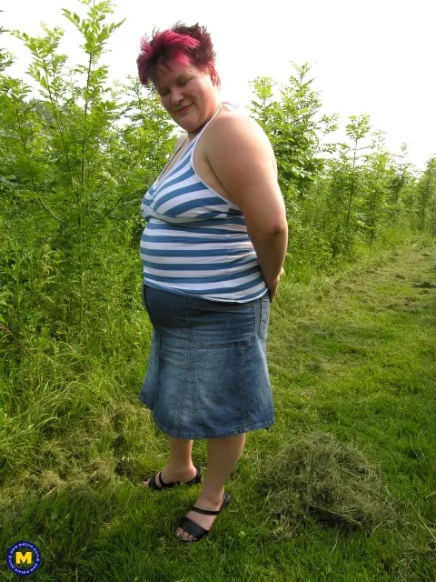 Mature BBW Fingers Her Pussy Outdoors – photo 1 of 20