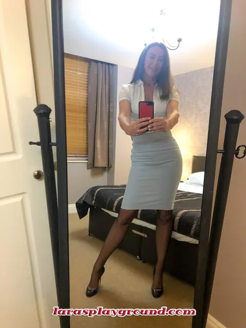 Lara Latex: Tall Brunette MILF Models Lingerie and Skirt in Selfies – photo 14 of 20