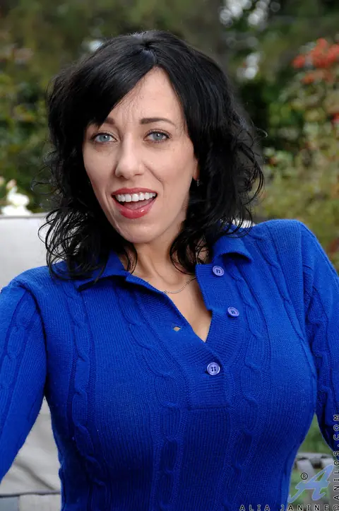 Alia Janine: Curvy Brunette MILF Spreads Her Pussy Outdoors – photo 3 of 16