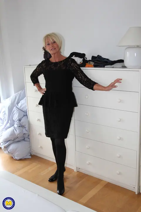 Mature German Woman in Pantyhose Spreads Her Pussy – photo 1 of 20