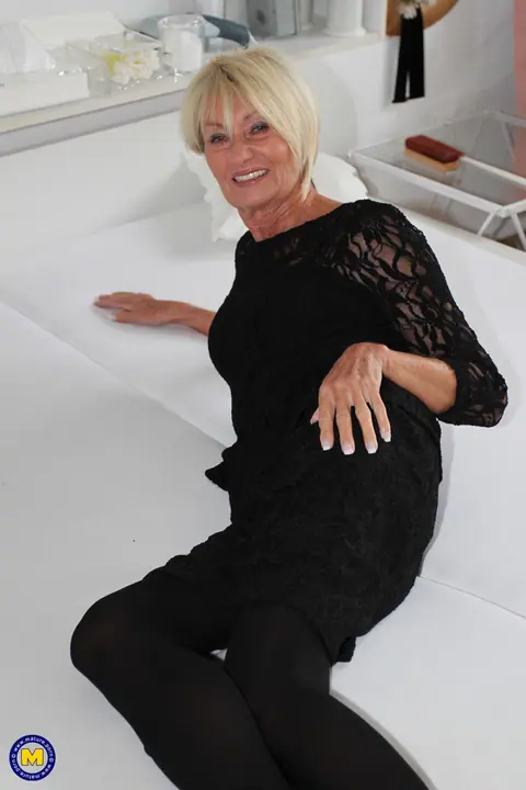 Mature German Woman in Pantyhose Spreads Her Pussy – photo 3 of 20