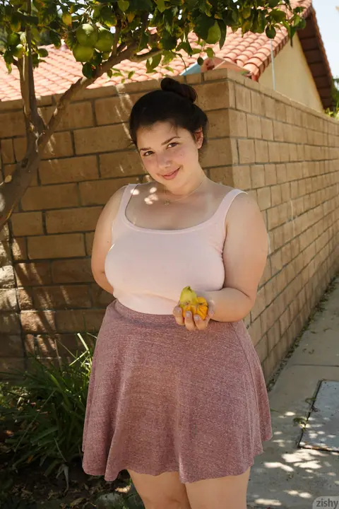 Carolina Munoz: PAWG Brunette Shows Her Big Ass in a Skirt and Panties Outdoors – photo 3 of 11