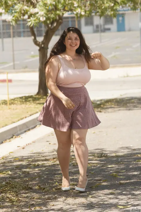 Carolina Munoz: PAWG Brunette Shows Her Big Ass in a Skirt and Panties Outdoors – photo 7 of 11