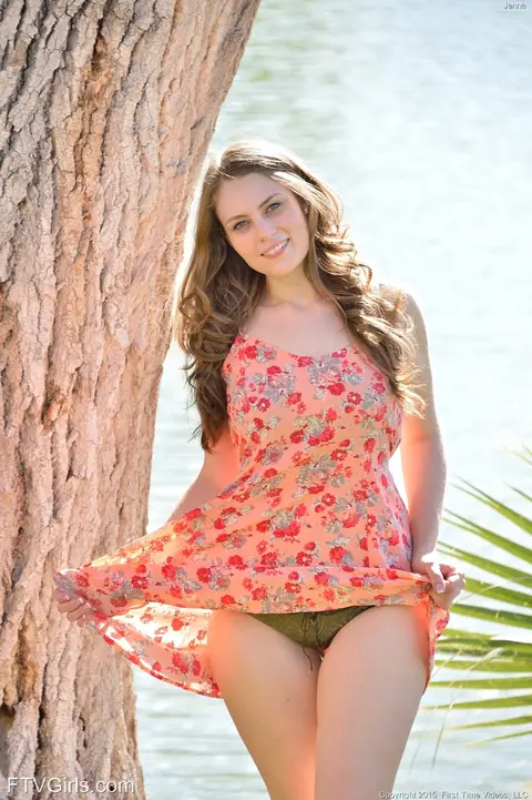 Jenna Justice: Brunette MILF Masturbates with a Toy on a Public Beach – photo 16 of 20