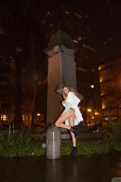 Kendra Sunderland: Tall Blonde Flashes Her Big Tits Outdoors in Panties and Boots – photo 5 of 11
