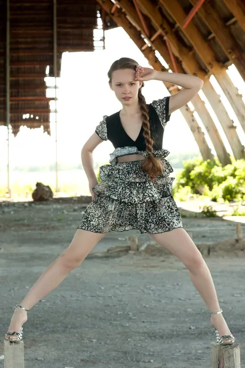 Virginia Sun: Skinny Russian Blonde Kicks Off Her Heels and Strips Outdoors – photo 1 of 20