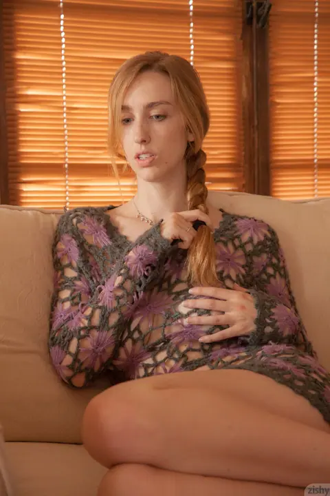 Phoebe Keller: Tall Redhead Amateur Undresses Out of Her Dress – photo 5 of 11