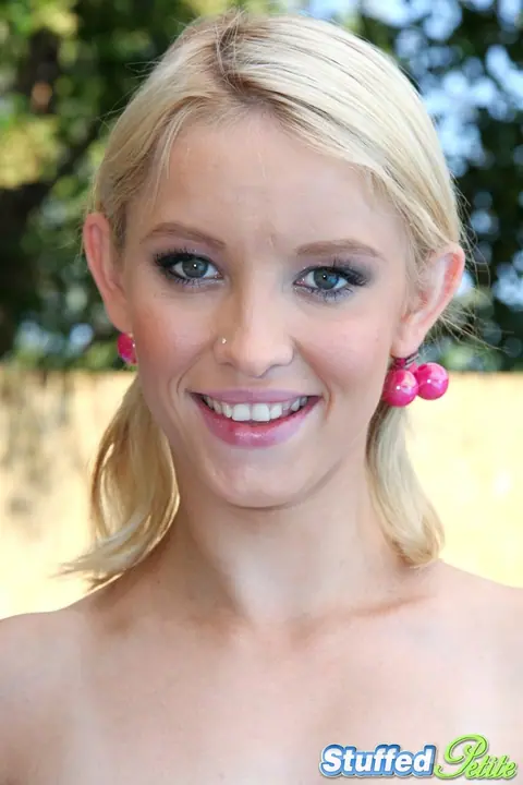 Missy Mae: Petite Blonde in a Bikini Deepthroats and Gets a Facial by the Pool – photo 8 of 20