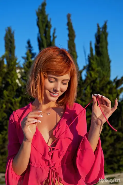 Marta Gromova: Thick Redhead Shows Off Her Body on the Balcony – photo 4 of 16