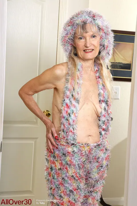 Lisa Cognee: Slim MILF Undresses and Spreads Her Legs – photo 1 of 20