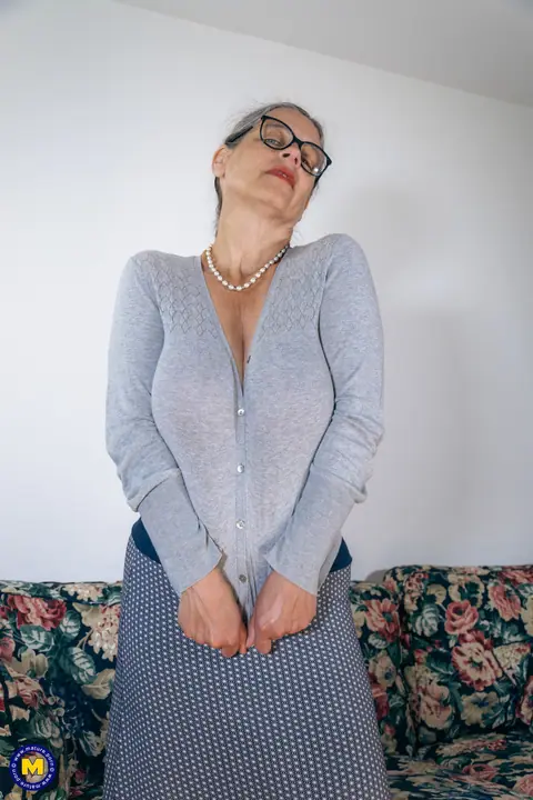 Busty Tina: Mature Woman with Big Natural Tits Spreads Wide on the Sofa – photo 2 of 11
