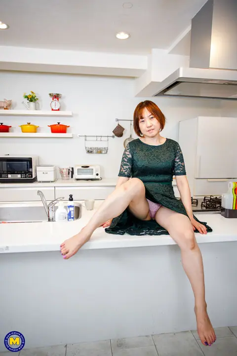 Yuki Kozakura: Asian Redhead MILF Poses Nude in the Kitchen – photo 6 of 20