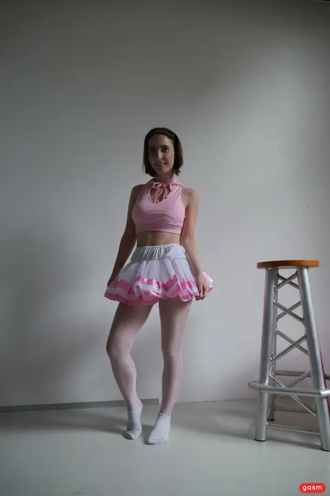 Lou Nesbit: Brunette German Ballerina Fucks Her Instructor in Pantyhose – photo 6 of 15