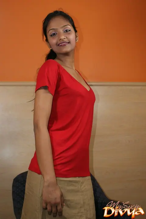 Divya Yogesh: Asian Brunette Flashes Her Panties While Eating an Orange – photo 1 of 12