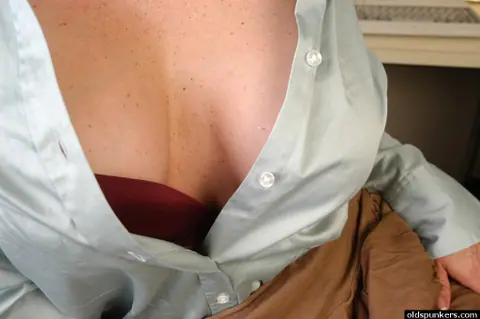 Busty Mature Woman Spreads Her Pussy – photo 3 of 16