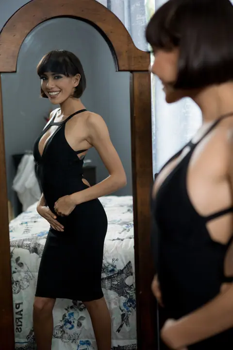 Janice Griffith: Skinny Short-Haired Brunette Rides Cowgirl on the Sofa – photo 1 of 20