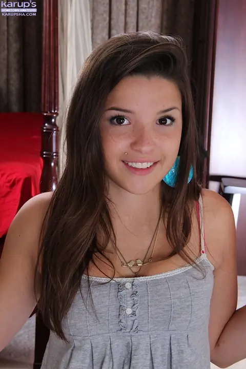 Veronica Berry: Ebony Amateur Peels Off Her Shorts and Spreads Wide – photo 1 of 15