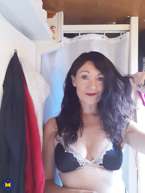 Kitty Cream: British MILF Poses Nude and Shows Her Petite Body – photo 1 of 16