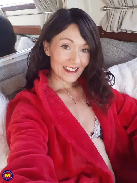 Kitty Cream: British MILF Poses Nude and Shows Her Petite Body – photo 2 of 16