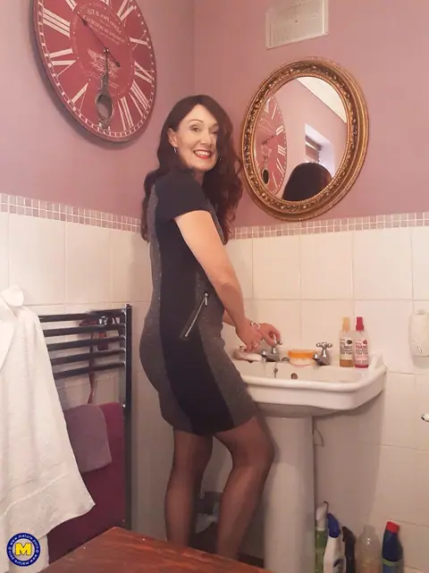 Kitty Cream: British MILF Poses Nude and Shows Her Petite Body – photo 9 of 16