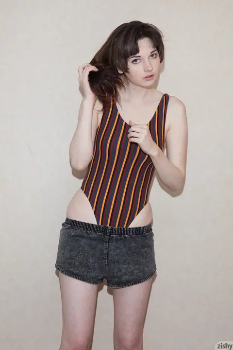 Lilly Gardner: Tall Brunette PAWG in Shorts Shows Her Legs Outdoors – photo 10 of 11