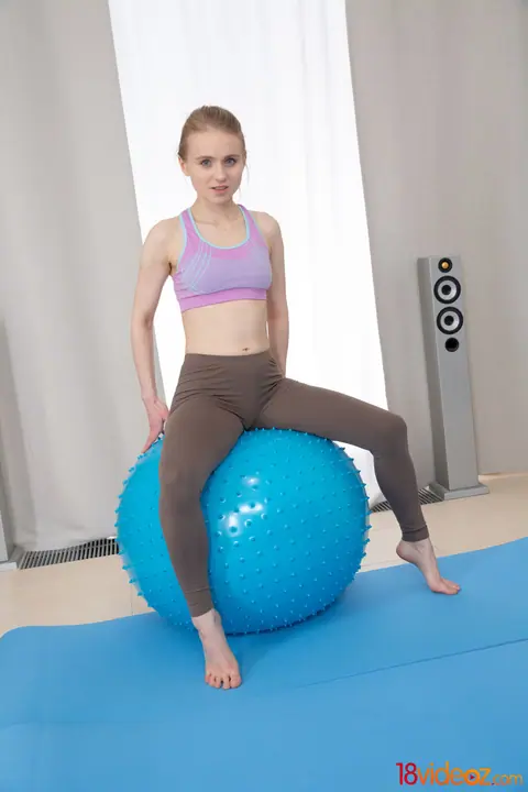 Light Fairy: Slim Blonde in Yoga Pants Takes Double Penetration and Cumshot – photo 1 of 15
