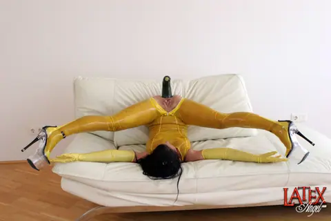 Brunette MILF in Latex and Heels Gapes Her Ass with a Dildo – photo 9 of 15