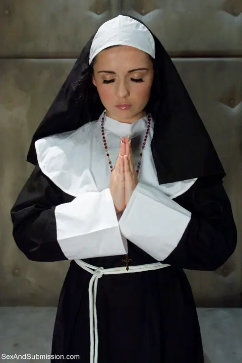 Angell Summers: French PAWG Nun Strips Nude to Show Her Butt – photo 5 of 20