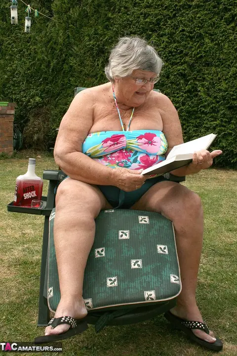 BBW in Glasses Spreads Her Pussy in the Garden – photo 1 of 20