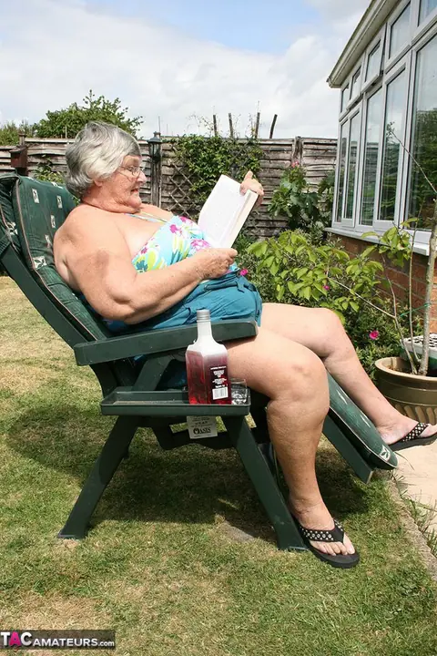 BBW in Glasses Spreads Her Pussy in the Garden – photo 2 of 20