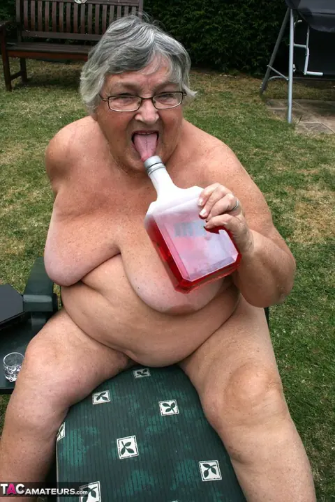 BBW in Glasses Spreads Her Pussy in the Garden – photo 20 of 20