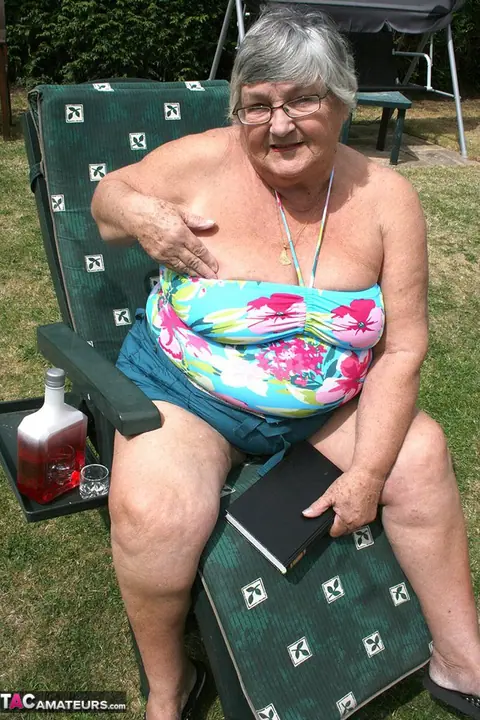 BBW in Glasses Spreads Her Pussy in the Garden – photo 3 of 20