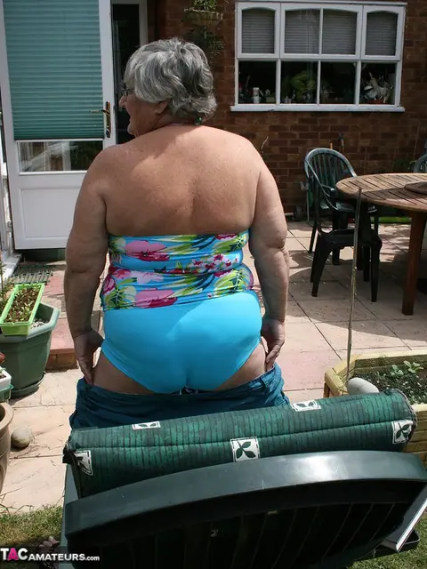BBW in Glasses Spreads Her Pussy in the Garden – photo 4 of 20