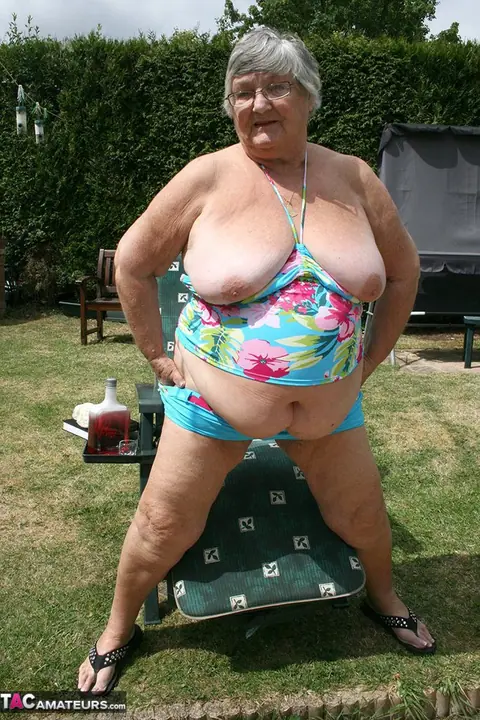 BBW in Glasses Spreads Her Pussy in the Garden – photo 7 of 20