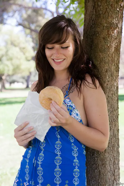 Hannah Kinney: Brunette in a Dress Flashes Her Ass Outdoors – photo 7 of 11