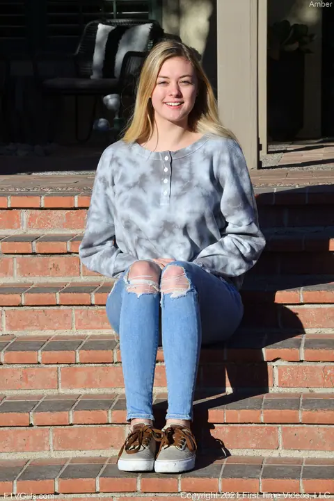Amber Moore: Tall Blonde Strips Out of Her Jeans and Lingerie in Public – photo 10 of 20