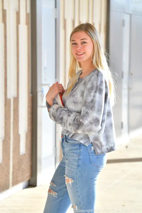 Amber Moore: Tall Blonde Strips Out of Her Jeans and Lingerie in Public – photo 12 of 20
