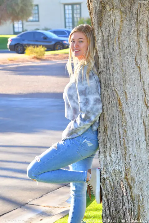 Amber Moore: Tall Blonde Strips Out of Her Jeans and Lingerie in Public – photo 9 of 20