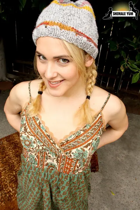 Trans Woman Strips Nude Outdoors – photo 1 of 15