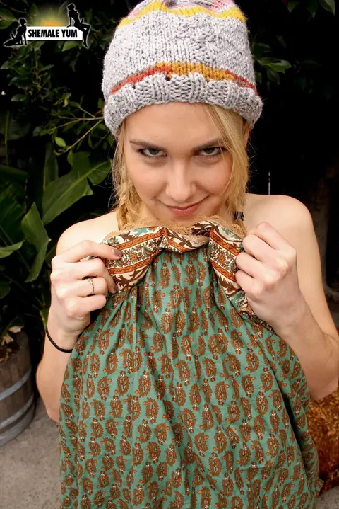 Trans Woman Strips Nude Outdoors – photo 10 of 15