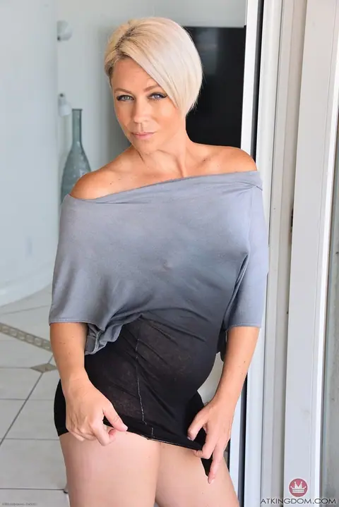 Helena Locke: Short-Haired Blonde MILF Shows Off Her PAWG Figure in Heels – photo 2 of 20