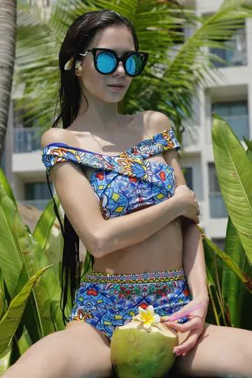 Leona Mia – Skinny Russian Strips Out of Her Bikini and Spreads